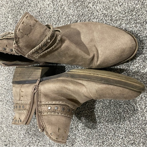 Tan Booties, ankle boots size 9.5 Sugar brand. - Picture 5 of 5